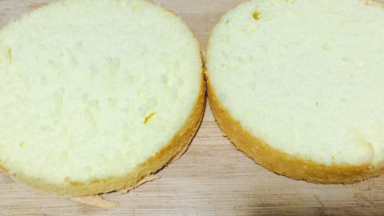 花生奶油蛋糕,蛋糕分割成2片