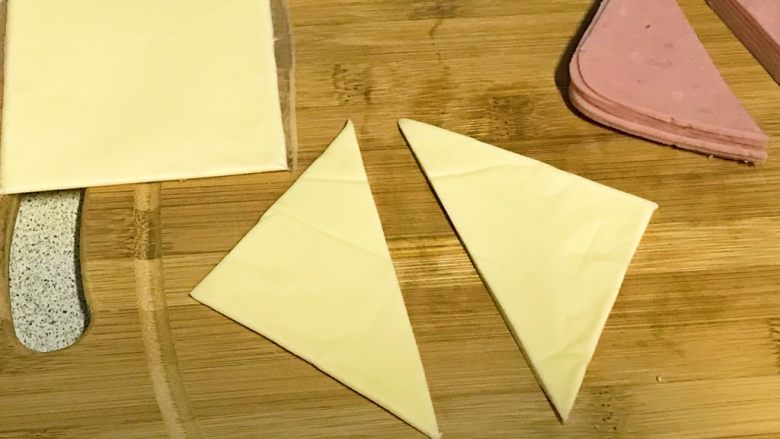 电饼档版黄金三角包,芝士片同样对角切开,成三角形。