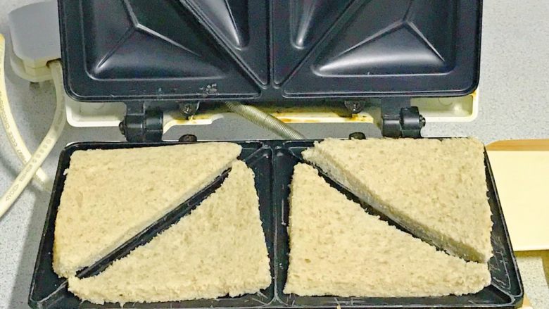 电饼档版黄金三角包,电饼档用三角形模具,铺上一层吐司片。