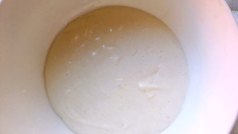 紫薯糯米抹茶酥,混合所有糯米馅材料,活成没有颗粒顺滑状,盖保鲜膜,蒸锅蒸12分钟