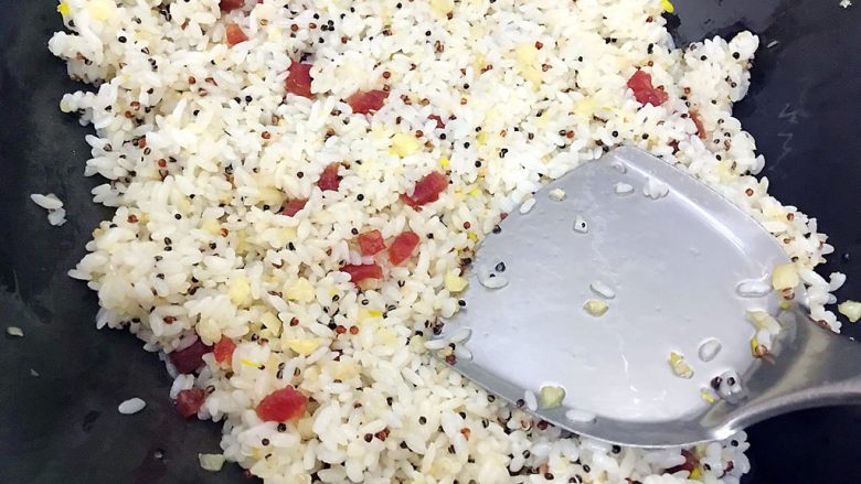 炒饭秀~金蒜飘香の腊肠黄金鸡蛋炒藜麦饭,用锅铲整平米饭