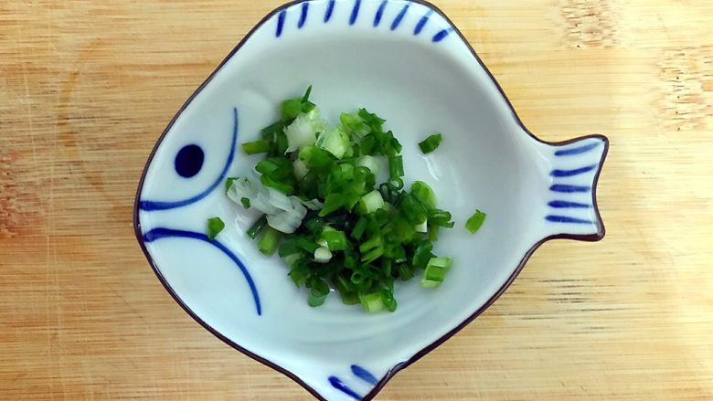炒饭秀~金蒜飘香の腊肠黄金鸡蛋炒藜麦饭,<a style='color:red;display:inline-block;' href='/shicai/ 157'>小葱</a>洗净,切圈,备用