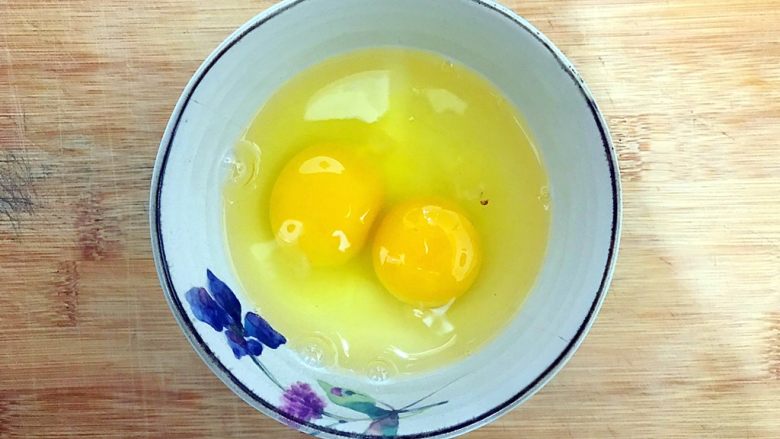 炒饭秀~金蒜飘香の腊肠黄金鸡蛋炒藜麦饭,<a style='color:red;display:inline-block;' href='/shicai/ 9'>鸡蛋</a>磕入碗内,不要打散,备用