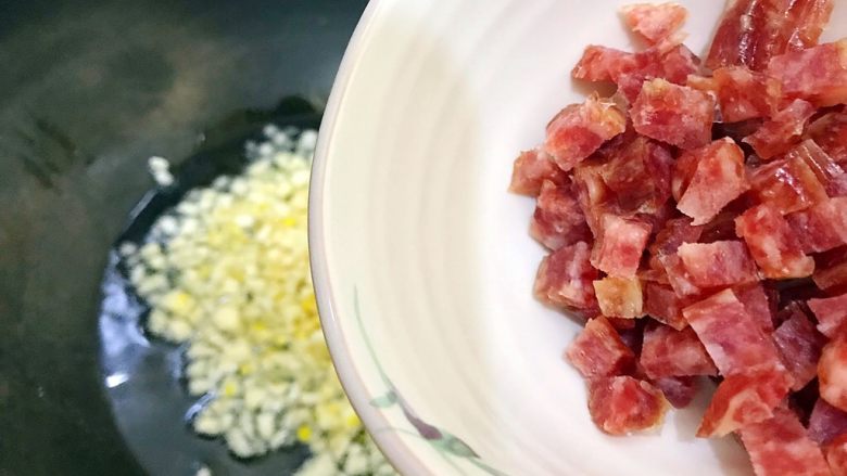 炒饭秀~金蒜飘香の腊肠黄金鸡蛋炒藜麦饭,入腊肠