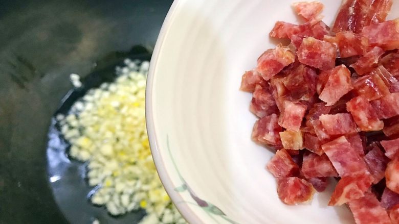 炒饭秀～金蒜飘香の腊肠黄金鸡蛋炒藜麦饭,入腊肠