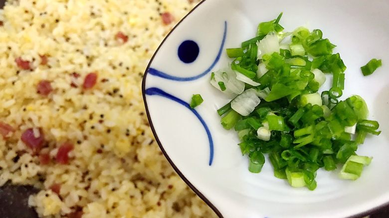 炒饭秀~金蒜飘香の腊肠黄金鸡蛋炒藜麦饭,入小葱,翻炒均匀,即可