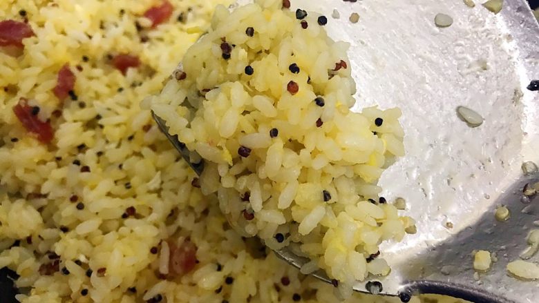 炒饭秀~金蒜飘香の腊肠黄金鸡蛋炒藜麦饭,大约翻炒5.6分钟的样子,这时候水分差不多蒸发了,米饭粒变得颗粒分明了