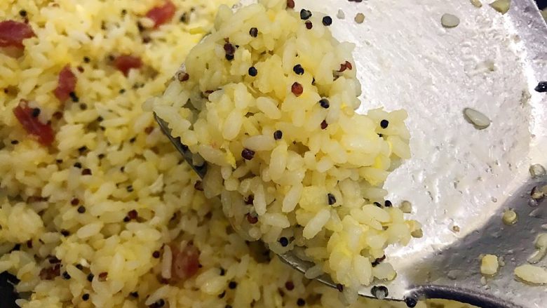 炒饭秀～金蒜飘香の腊肠黄金鸡蛋炒藜麦饭,大约翻炒5.6分钟的样子，这时候水分差不多蒸发了，米饭粒变得颗粒分明了