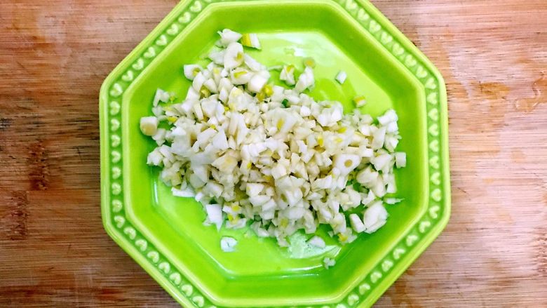 炒饭秀~金蒜飘香の腊肠黄金鸡蛋炒藜麦饭,<a style='color:red;display:inline-block;' href='/shicai/ 2794'>大蒜</a>去皮,如图所示,切成末,备用