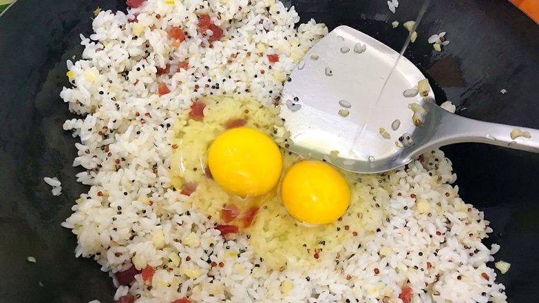 炒饭秀~金蒜飘香の腊肠黄金鸡蛋炒藜麦饭,将鸡蛋倒上去