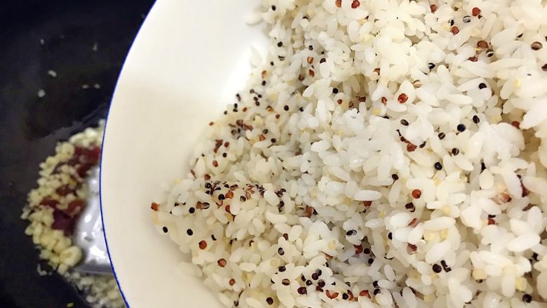 炒饭秀～金蒜飘香の腊肠黄金鸡蛋炒藜麦饭,入藜麦米饭