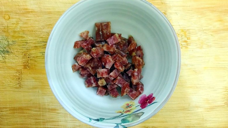 炒饭秀~金蒜飘香の腊肠黄金鸡蛋炒藜麦饭,<a style='color:red;display:inline-block;' href='/shicai/ 4536'>腊肠</a>清洗一下,如图所示,切成小块,备用