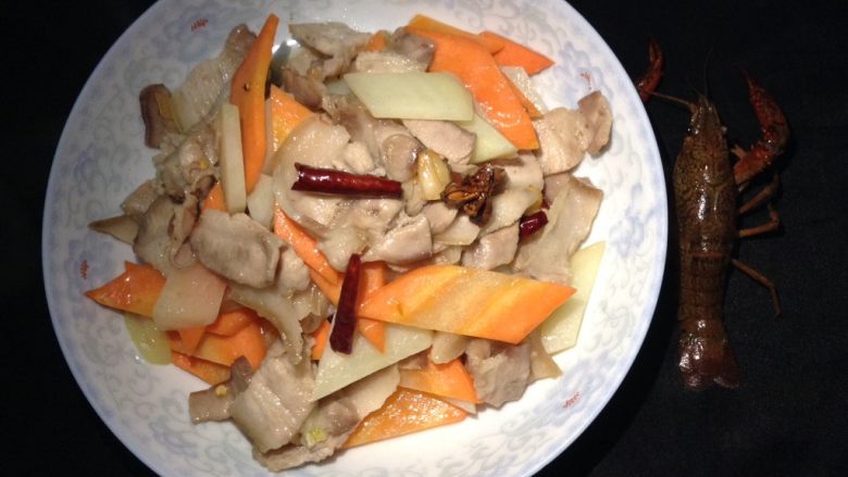 五花肉炒胡萝卜土豆,我养的小龙虾一起拍一个