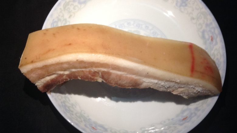 五花肉炒胡萝卜土豆,<a style='color:red;display:inline-block;' href='/shicai/ 428'>五花肉</a>洗净蒸或者煮熟的，我这个就是熟制成的<a style='color:red;display:inline-block;' href='/shicai/ 428'>五花肉</a>天气特别冷我挂在外面的刚取回来上面还有盐呢！清洗干净
