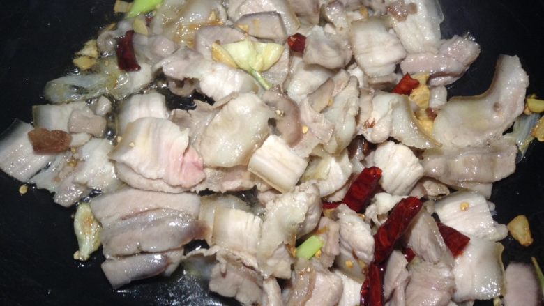 五花肉炒胡萝卜土豆,香料爆香之后放入五花肉片 煸炒出油感觉五花肉打卷就差不多了