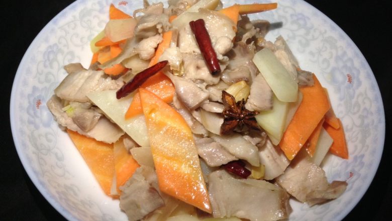 五花肉炒胡萝卜土豆,味道棒棒的