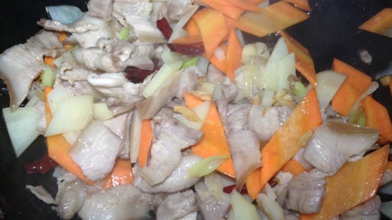 五花肉炒胡萝卜土豆,放盐糖味料酒胡椒粉,我不喜欢放酱油,这样感觉挺好