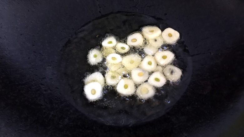 溜豆腐,锅内放油烧热,放入蒜片爆香