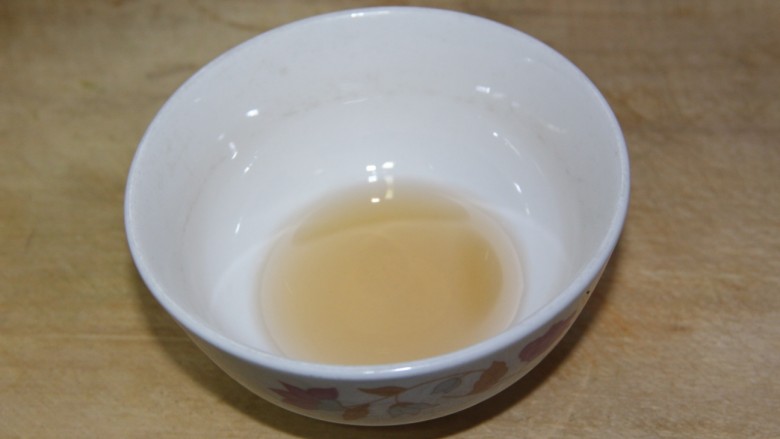 蒸佛手,此时,调汁,先放两勺醋