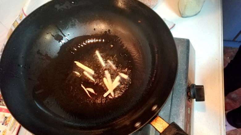 快手菜=》炒鸭丝,锅中放油,放入姜丝,煸出香味。