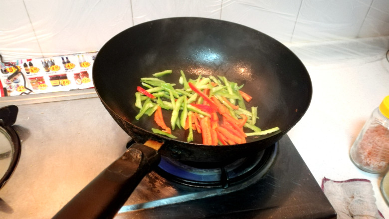 快手菜=》炒鸭丝,锅中倒入青红辣椒,翻炒几下。
