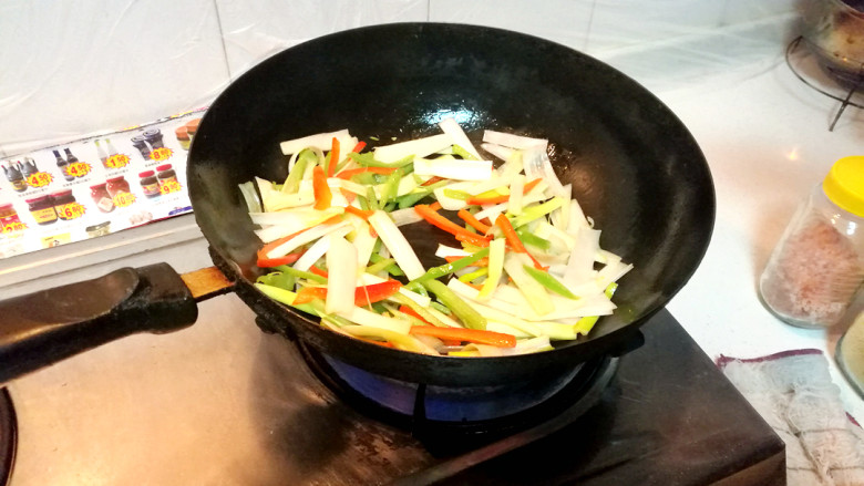 快手菜=》炒鸭丝,倒入大葱,翻炒几下。