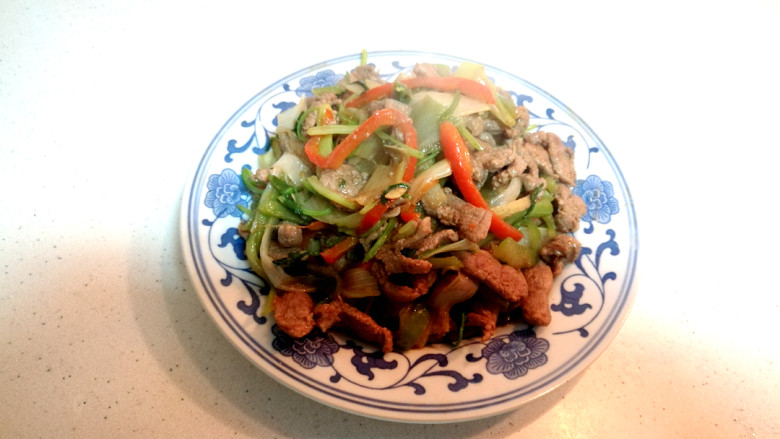 快手菜=》炒鸭丝,装盘,出锅。☺