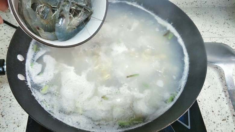 海鲜锅边,加入明虾,三者都很容易熟,几乎可以同时放入