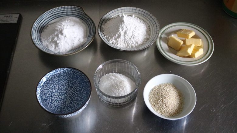 糯米馅老婆饼,准备炒糯米馅,材料先称重