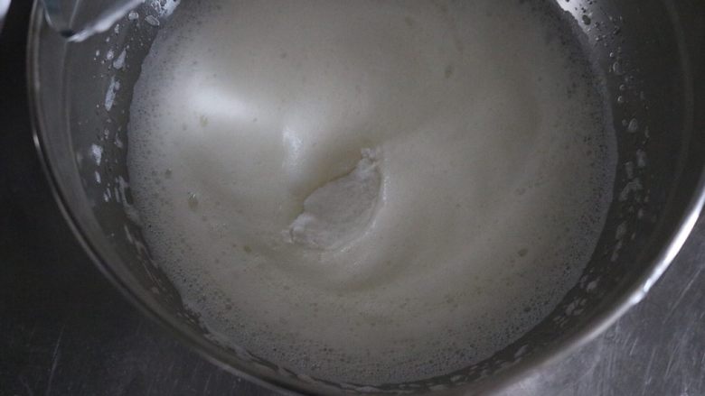 红丝绒蛋糕卷,体积明显变大后加入第二次糖粉,继续高速打发