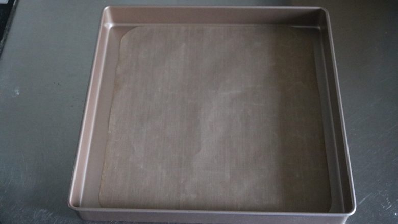 红丝绒蛋糕卷,金盘中放入一张油布(有点小了😢)