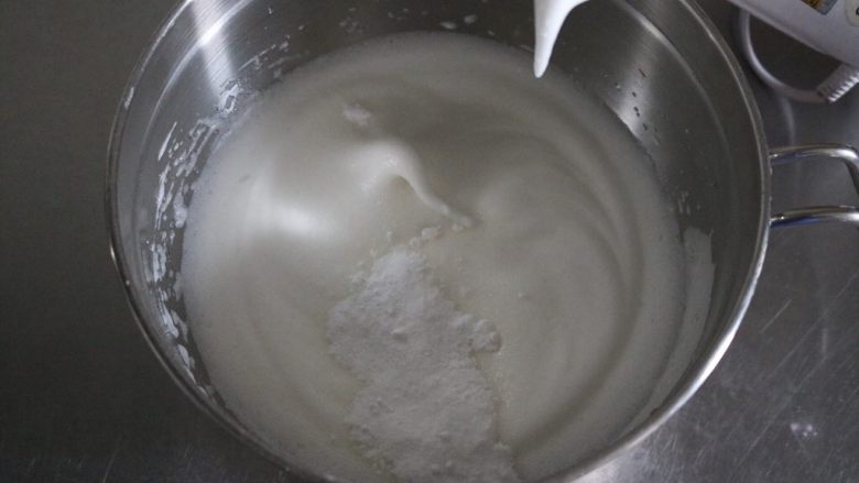 红丝绒蛋糕卷,有大弯钩时加入第三次糖粉,中速打发