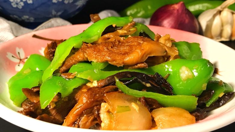 榛蘑炒辣椒,因为榛蘑本身鲜美无比,所以无需加鸡精或者味精。