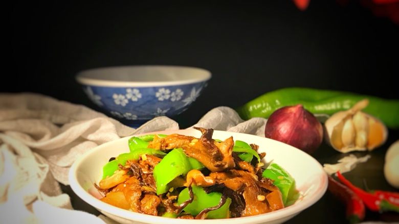榛蘑炒辣椒,美美的开始享用吧,美味无外乎“山珍”海味。