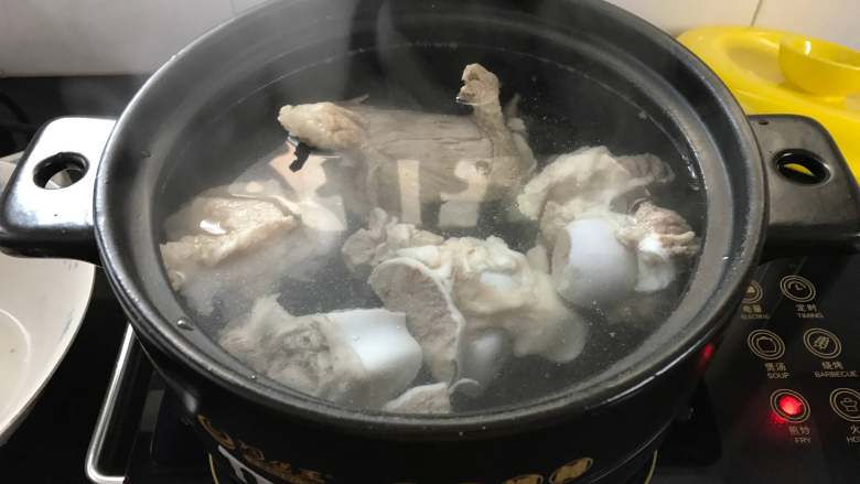 筒骨玉米山药煲,把焯过水的骨头放入砂锅,加入没过骨头的水。