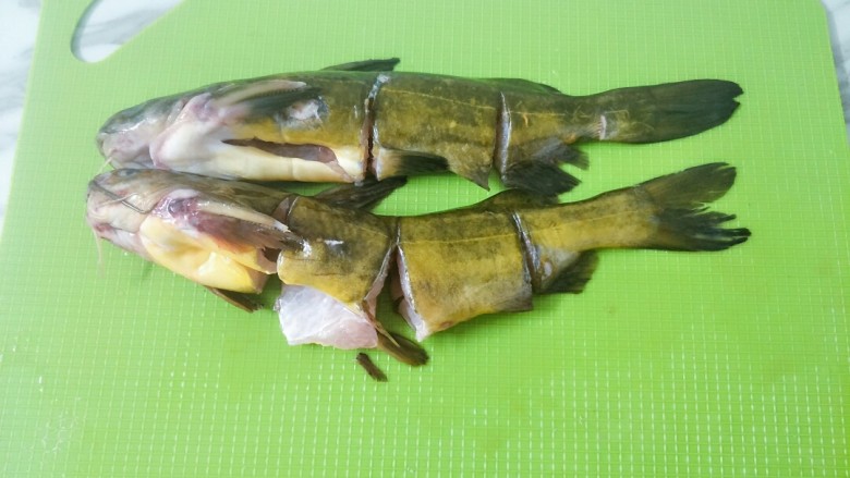 酸汤鱼火锅&骨汤火锅,<a style='color:red;display:inline-block;' href='/shicai/ 74306'>黄甲鱼</a>宰杀处理干净,鱼身上切几刀不要切断