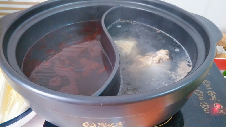 酸汤鱼火锅&骨汤火锅,鸳鸯锅里,一边加入熬好的筒骨汤,一边加入酸汤鱼底料