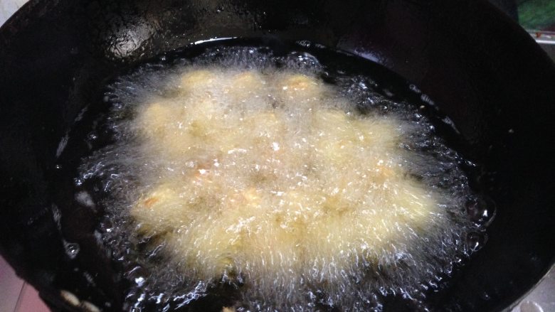 酥脆干炸豆腐丸,锅内的油提高温度至5、6成,再次下入丸子炸制