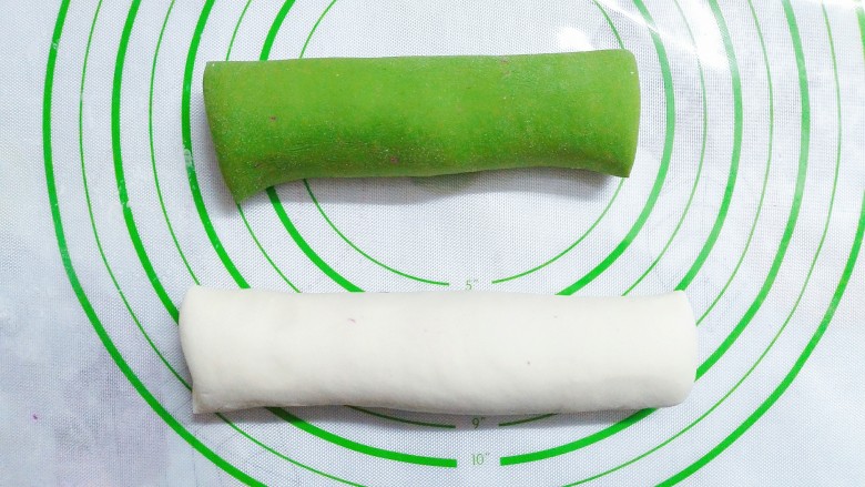花样蒸饺系列(1),把醒好的绿色,白色面团都擀成圆条状!