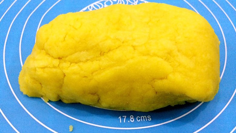 玉米面饼干,形成这样的面团,我这个有些干了。第一次尝试,不是很好看。