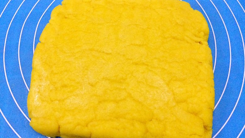 玉米面饼干,压扁,厚度不要超过一厘米。