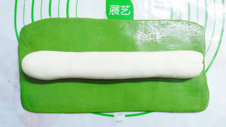 花样蒸饺系列(1),刷好水后,把白色面团放上去!卷成圆条状!