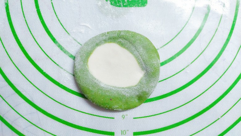 花样蒸饺系列(1),用手把剂子压成扁圆!