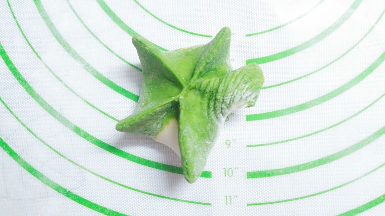 花样蒸饺系列(1),用大拇指从一角的侧面开始,慢慢的推,然后再把另一个角粘到一起!以此类推!因为没人拍照,自己边做边拍,只能拍到这么个过程了,其他的只能靠大家自己去理解了!