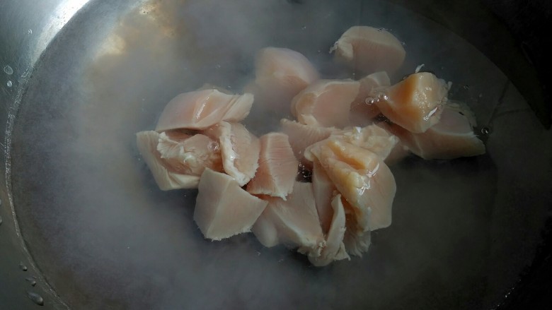 (宝宝辅食)鸡丝砂锅面,鸡肉切块,焯水洗净