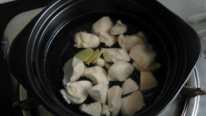 (宝宝辅食)鸡丝砂锅面,入砂锅加两片<a style='color:red;display:inline-block;' href='/shicai/ 37'>姜</a>炖30分钟,至鸡肉软烂