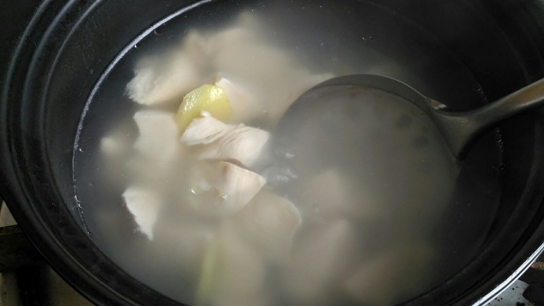 (宝宝辅食)鸡丝砂锅面,鸡肉煮软烂,捞出,汤留下