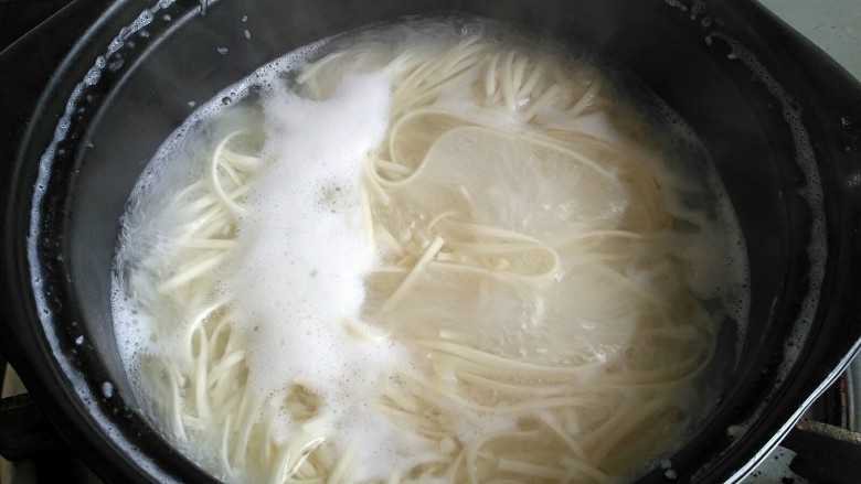 （宝宝辅食）鸡丝砂锅面,鸡汤里放入面条和金针菇煮至八成熟