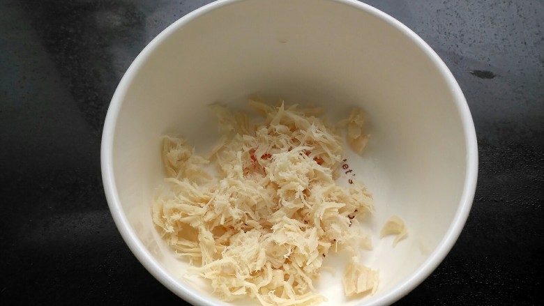 (宝宝辅食)鸡丝砂锅面,鸡肉撕成碎丝,备用