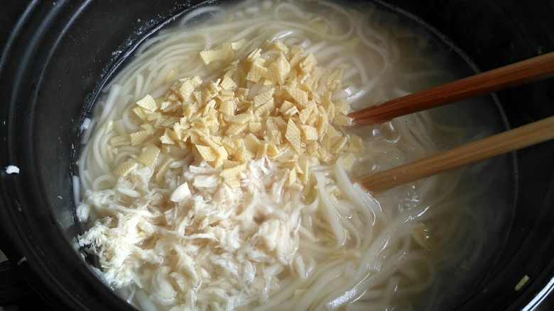 (宝宝辅食)鸡丝砂锅面,再把豆腐皮、鸡丝放入